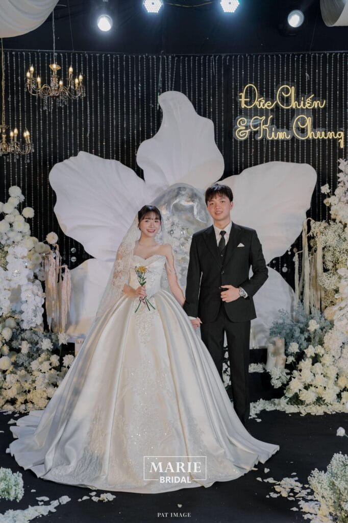 Váy của dâu Kim Chung – LM