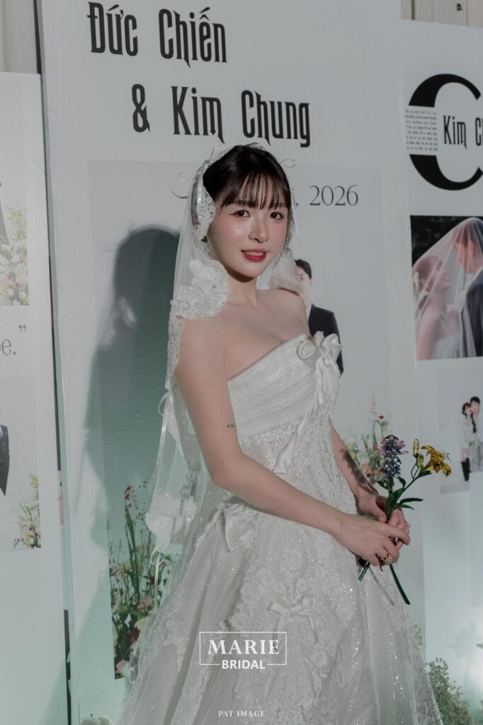Váy của dâu Kim Chung – L
