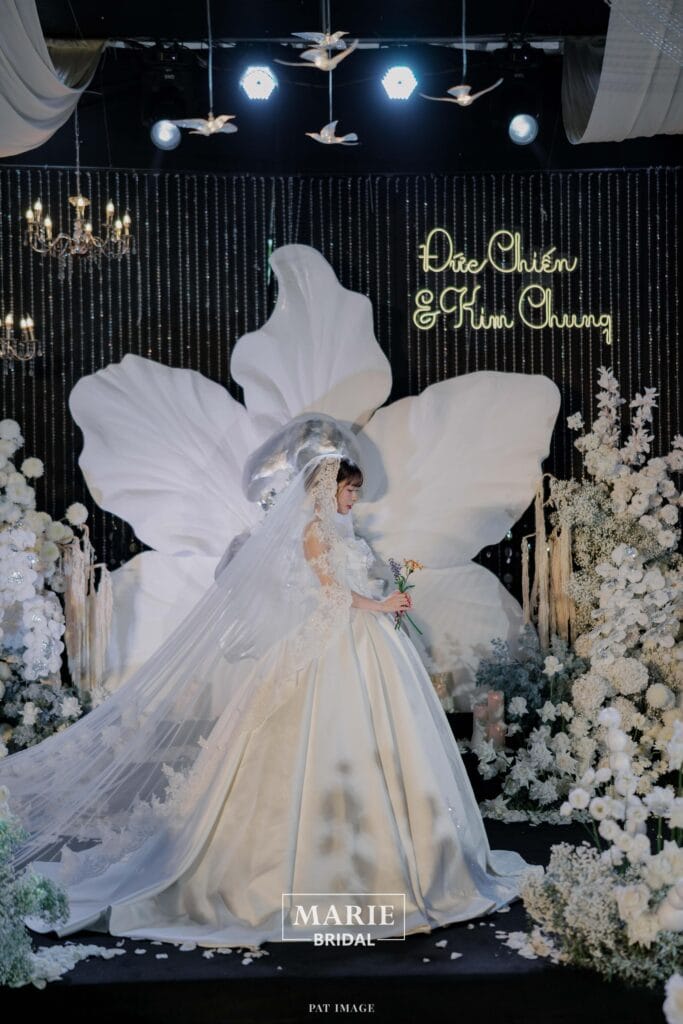 Váy của dâu Kim Chung – LM